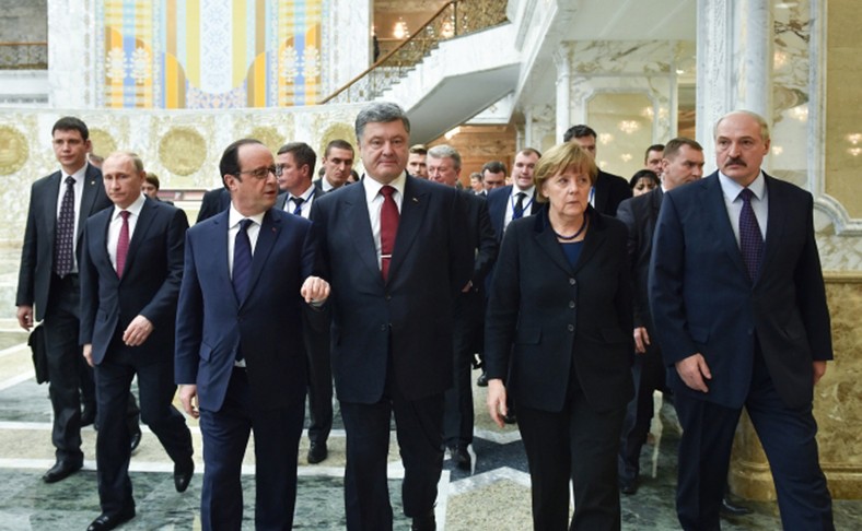 Rozmowy o porozumieniach mińskich w Mińsku na Białorusi, luty 2015 r. Od prawej Aleksander Łukaszenko, Angela Merkel, ówczesny prezydent Ukrainy Petro Poroszenko, ówczesny prezydent Francji Francois Hollande i Władimir Putin