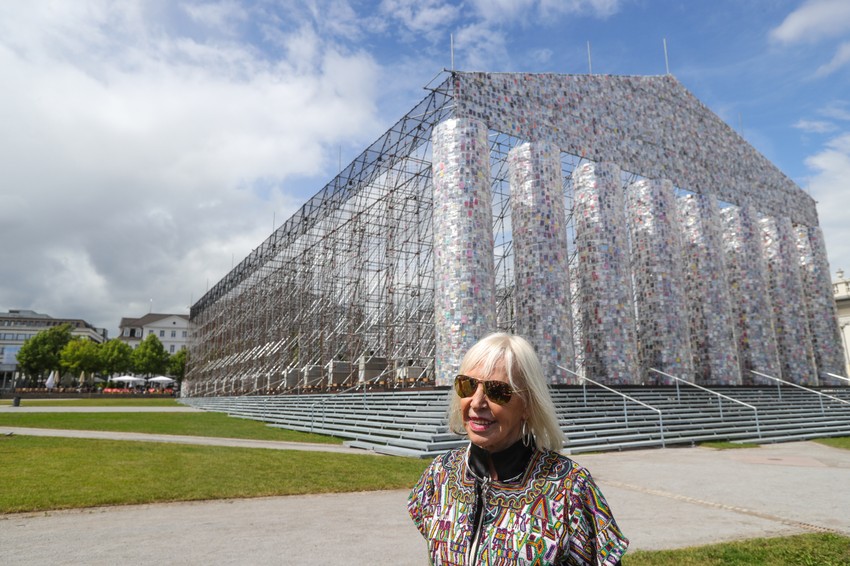 Marta Minuhin ispred svoje instalacije