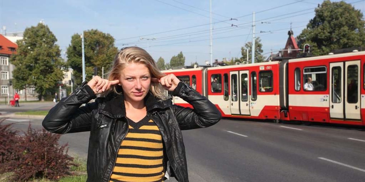 TRAMWAJE PISZCZA NA ZAKRETACH