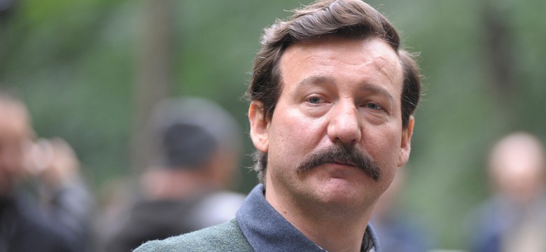 Wąsy "Wałęsy" tańsze od sukienki z "Big Love"
