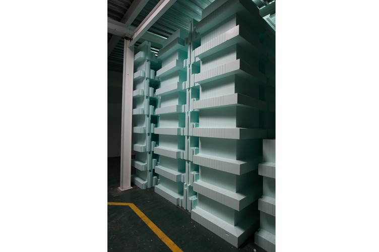 Klocki układane są jak cegły, warstwami.  Powstają z nich ściany, które są szalunkiem gotowym do betonowania. Ściany buduje się do wysokości kondygnacji.  <br><br>fot.  (gm/mr) PAP/Grzegorz Michałowski