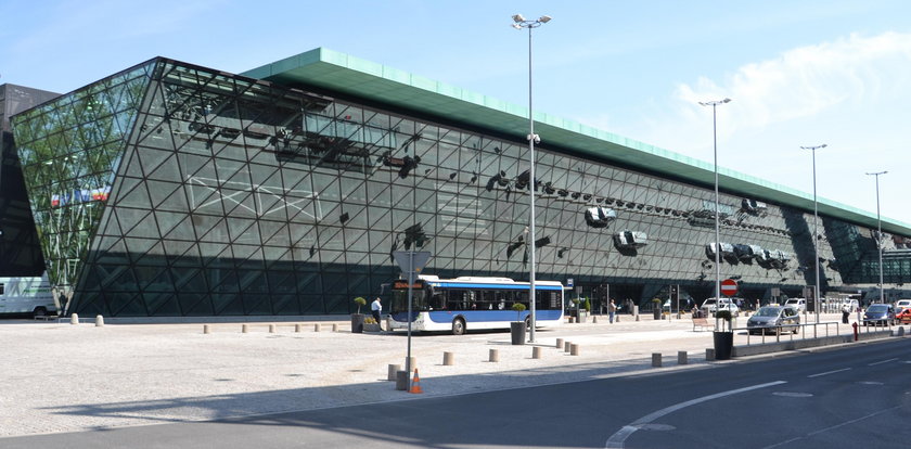 O krok od śmierci na krakowskim lotnisku. Pracownik ochrony uratował pasażera