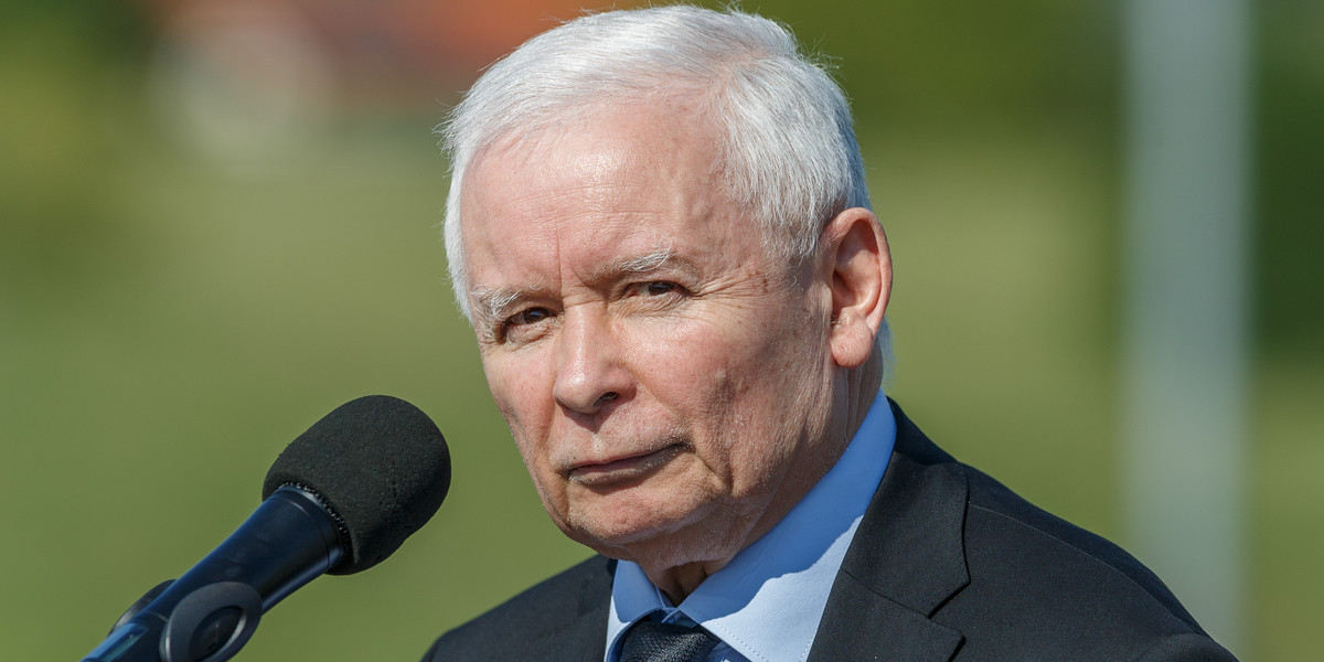 Jarosław Kaczyński zaliczył wpadkę na konferencji prasowej. 