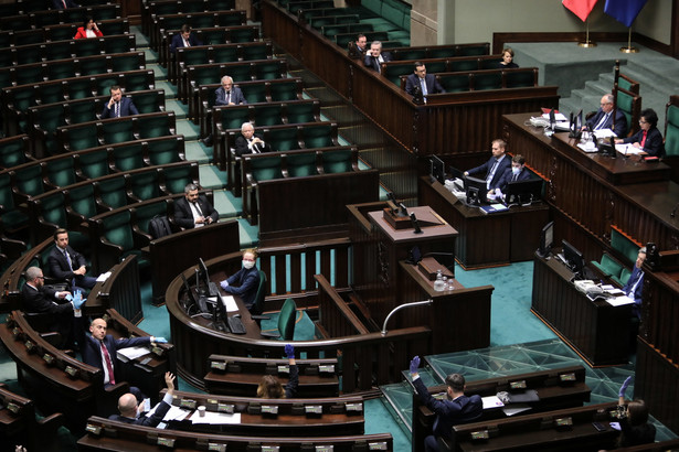 Posłowie podczas wieczornych głosowań w Sejmie