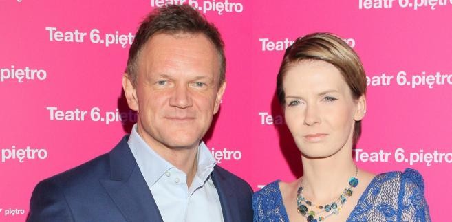 Cezary Pazura podarował młodszej o 26 lat ukochanej (dziś już żonie) Edycie Zając sportowego mercedesa 500 SL wartego 200 tysięcy dolarów - czyli ponad dwa razy więcej niż porsche cayenne samego Pazury.