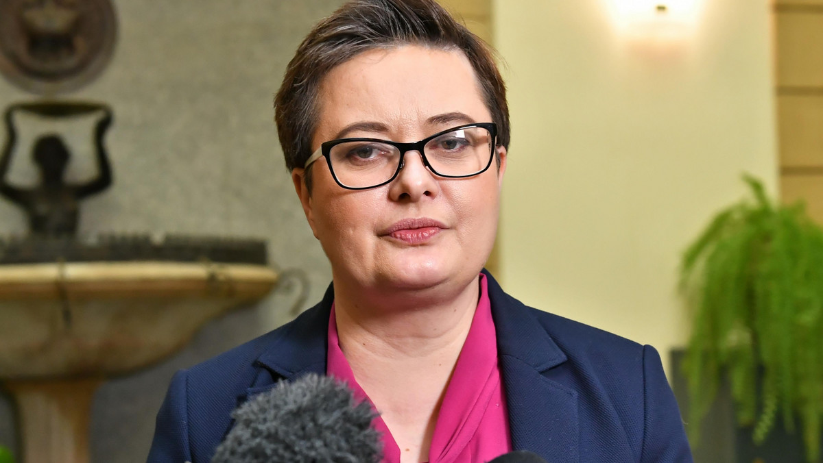 - Mamy w tej chwili dużo partii, które mają socjalno-populistyczne programy, a każda ich obietnica jest na koszt samych podatników - stwierdziła Katarzyna Lubnauer w wywiadzie dla "Rzeczpospolitej". Pytana o to, co sądzi o Kamili Gasiuk-Pihowicz, która w grudniu <a href="https://wiadomosci.onet.pl/tylko-w-onecie/tak-schetyna-zatopil-nowoczesna-analiza/8jcty9z" id="9e3afcef-6cbc-4d86-8892-df7ba3ad481c">opuściła Klub Nowoczesnej w Sejmie</a>, liderka Nowoczesnej odpowiedziała: "Nie mam sympatii do zdrajców".