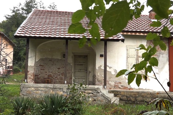 OVO JE ORONULA I NAPUŠTENA KUĆA NAŠE LEGENDARNE PEVAČICE Odrasla u selu duhova, tu sad živi samo jedan čovek, evo šta je imao da kaže o njoj (VIDEO)