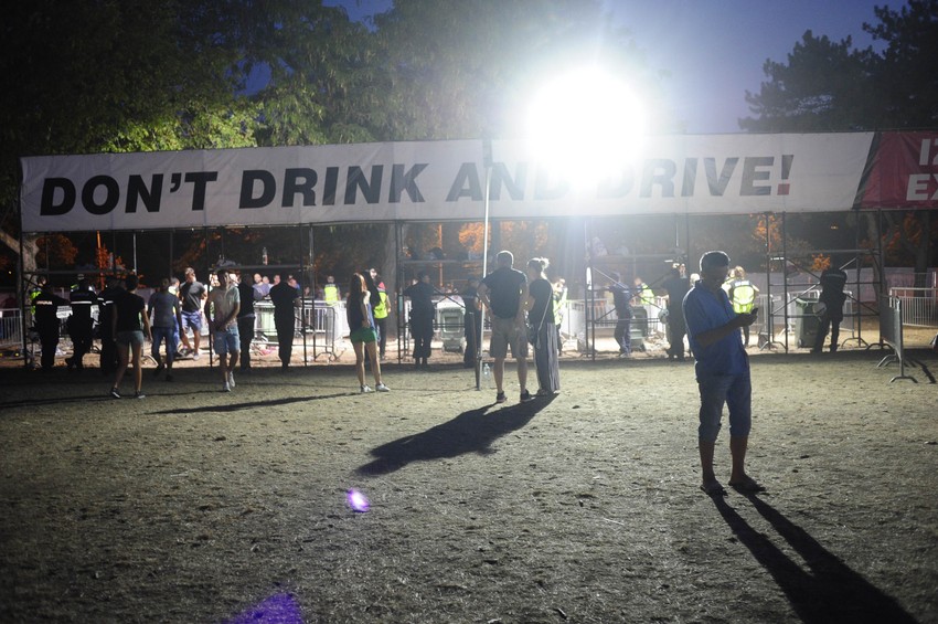 Ne pij dok voziš: Upozorenje koje ne može da se promaši