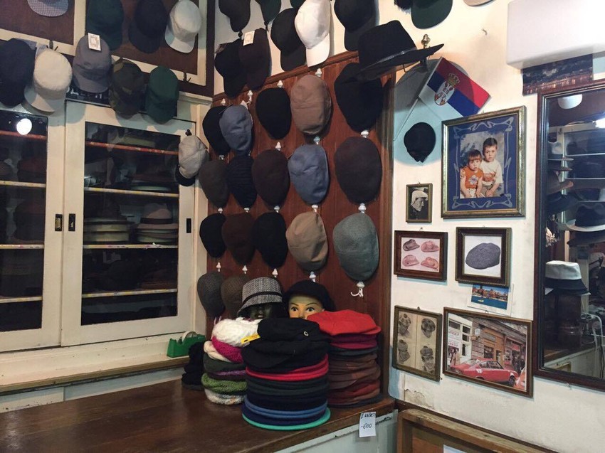 Ovde se prodaju kačketi, beretke, šubare, šeširi...