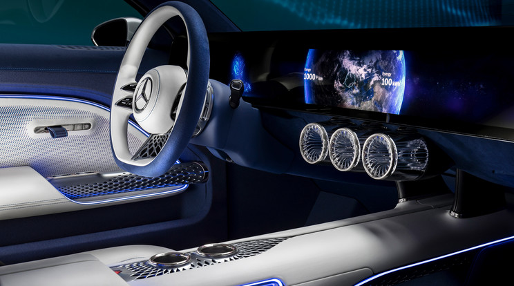 A műszerfal egy óriási 8K-s LED kijelző: képátlója 47,5 col, felbontása 7680 x 660 pixel. A kijelzőt 3000 ponton lehet külön világosítani-sötétíteni, hogy még több energiánk maradjon / Fotó: Mercedes
