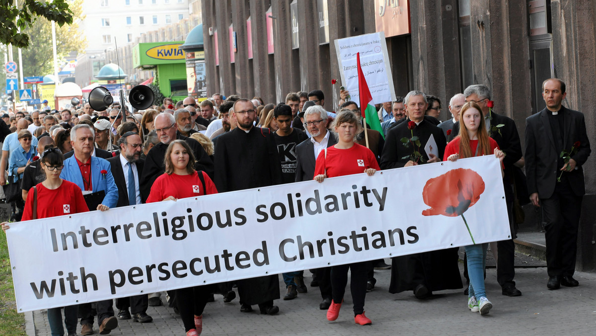 Przedstawiciele różnych wyznań w tym m.in. Żydzi, muzułmanie, jazydyci, buddyści oraz chrześcijanie przeszli w niedzielę ulicami Warszawy w międzyreligijnym marszu solidarności z prześladowanymi chrześcijanami. Zdaniem organizatorów w marszu uczestniczyło kilkaset osób.