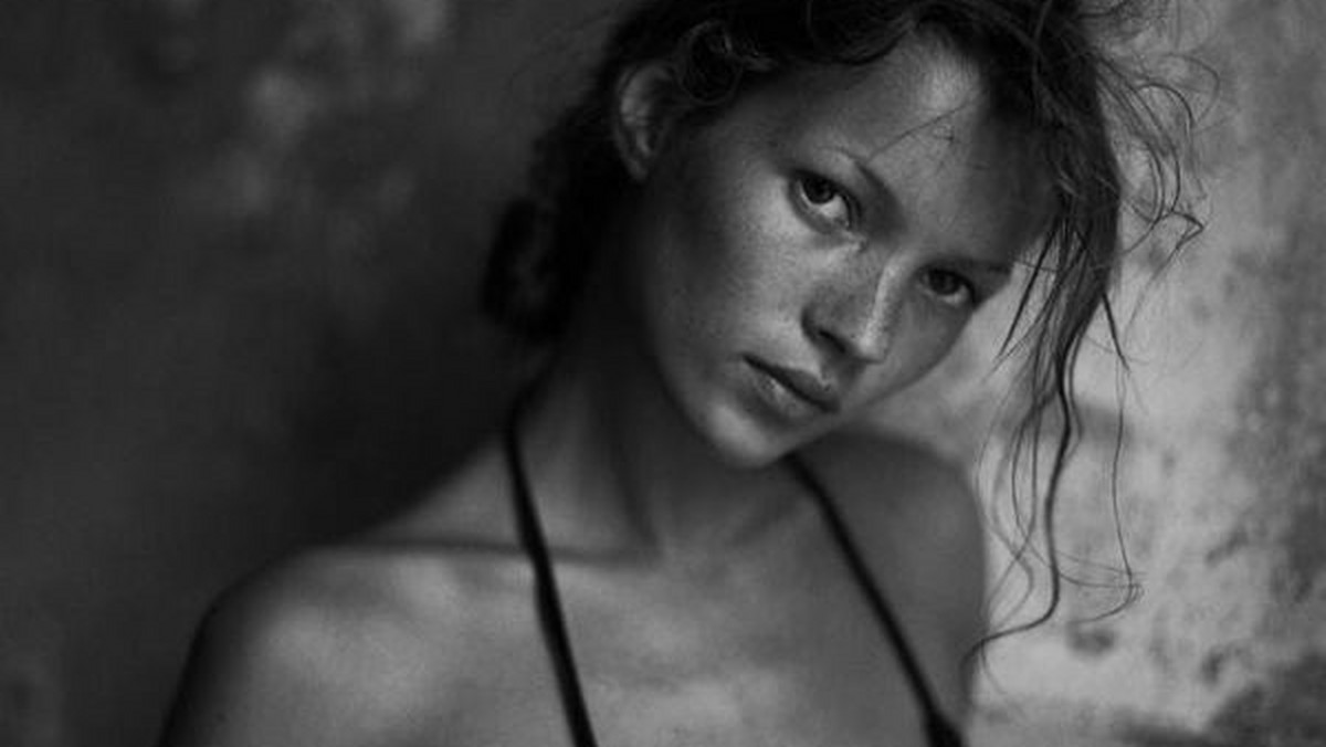 Mario Sorrenti poznał Kate Moss, gdy miał jedynie 19 lat. Ona sama nie była jeszcze modelką, która zrewolucjonizowała świat mody, a jedynie początkującą na krawędzi sukcesu. Moss była muzą i wielką miłością fotografa. Dzisiaj po 25 latach artysta ukazuje niepublikowane wcześniej zdjęcia modelki. Fotografie pokazują szczerą intymność pary.