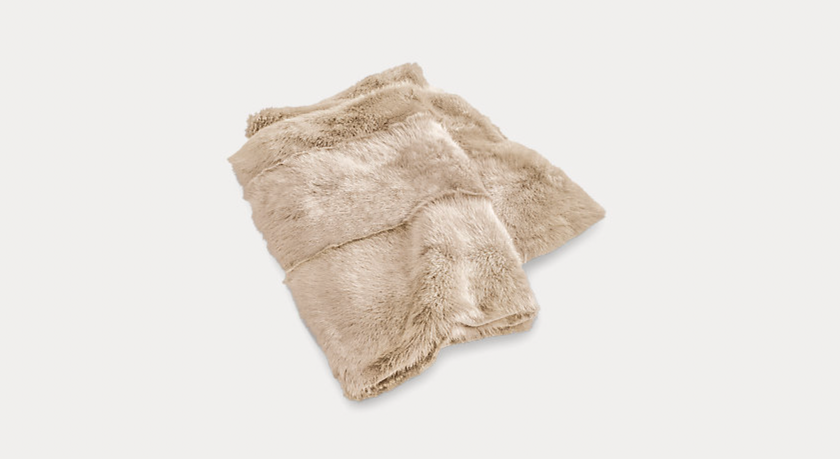 Couverture de jour en fourrure d’agneau «Brighton» de Ralph Lauren Home, 1895 francs.