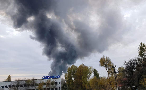 Pożar na warszawskich Włochach opanowany. Dogaszanie hali potrwa do wieczora