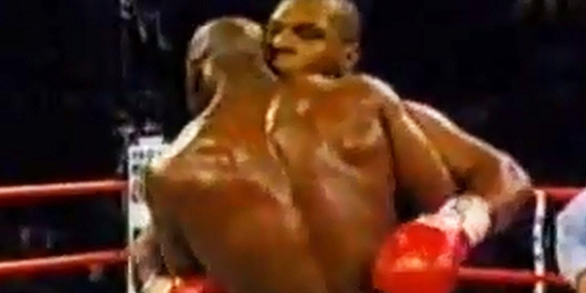 Mike Tyson w walce z Evanderem Holyfildem.