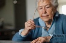 Dochody niższe niż 30 tys. zł, a ZUS pobrał PIT? Emeryci są zaskoczeni