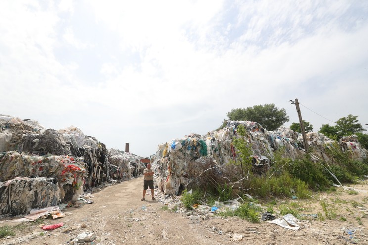 Tóth Attila eltörpül a szeméthalom mellett / Fotó: Varga Imre