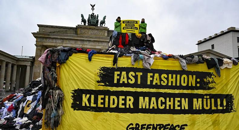 Greenpeace manifeste contre la pollution et l’écoblanchiment de l’industrie de la mode