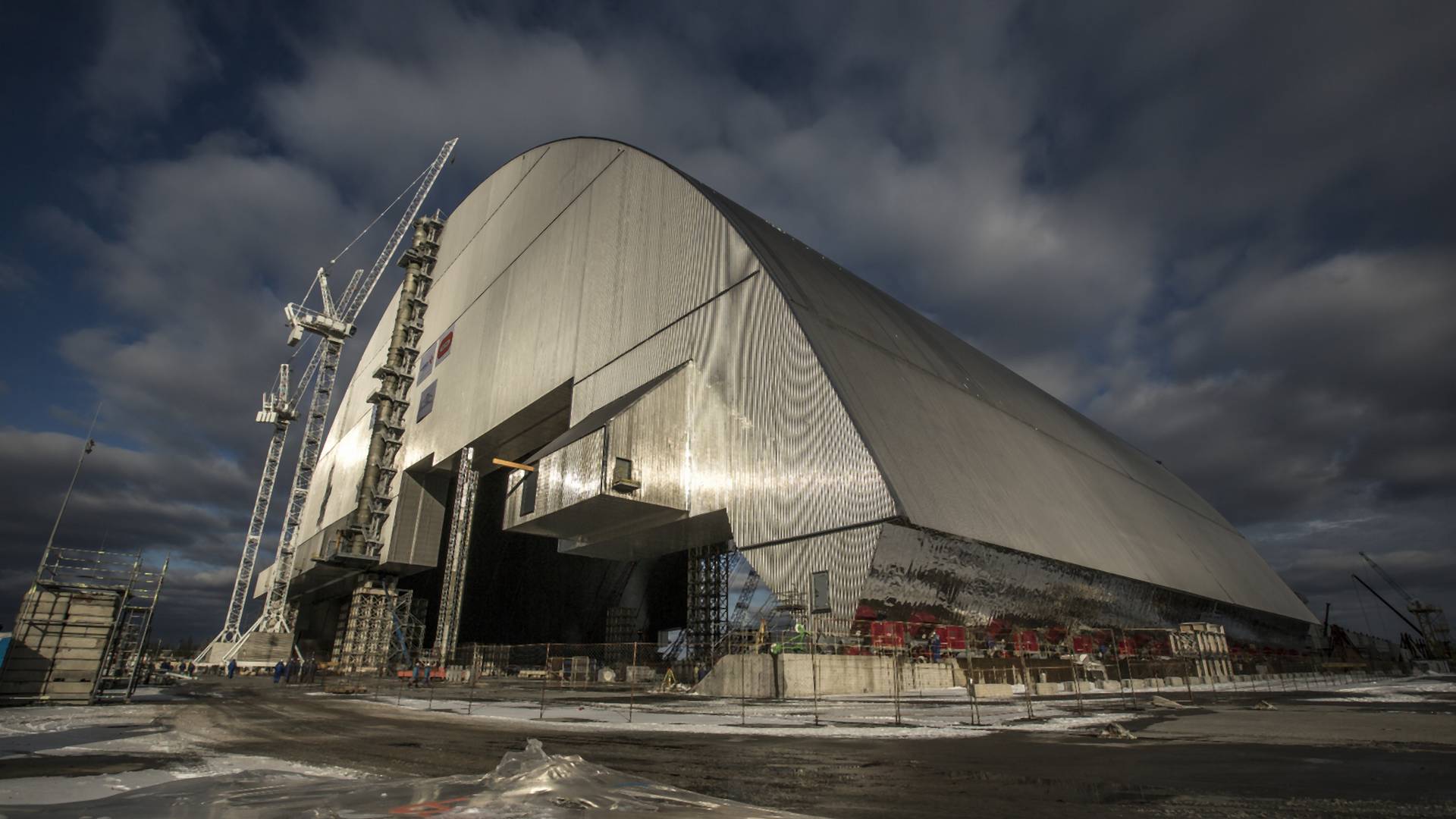 Nad reaktorem w Czarnobylu montowana jest największa na świecie kopuła ochronna. Wygląda kosmicznie