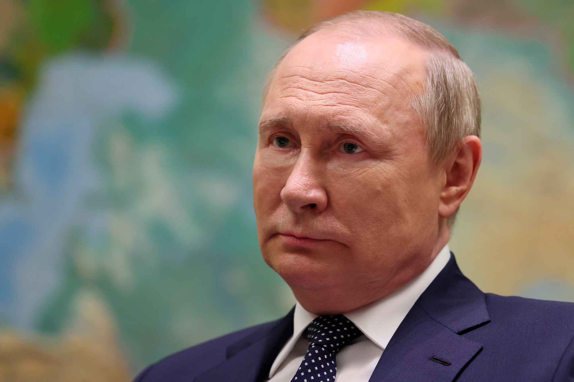 Ruský prezident Vladimir Putin v rozhovore pre televízny kanál Russia-1 TV v rezidencii Bočarov Ručei v čiernomorskom letovisku Soči 3. júna 2022.
