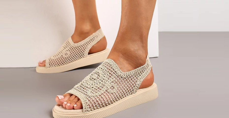 Te plecione sandały kupisz teraz za grosze! Ultrawygodne i idealne na szeroką stopę