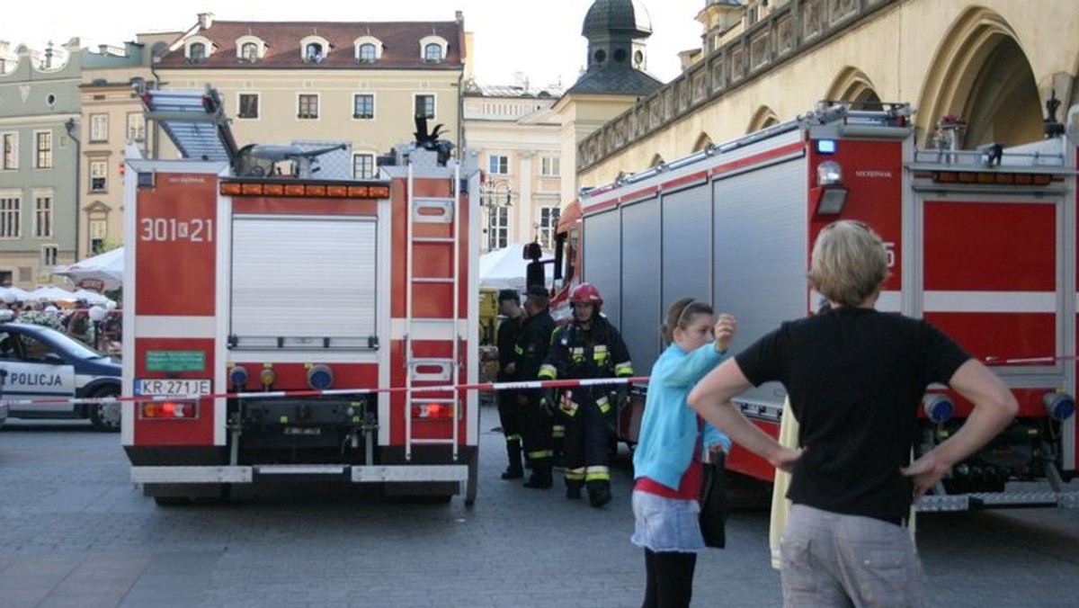 W krakowskich Sukiennicach (w cukierni za pomnikiem Mickiewicza) najprawdopodobniej doszło do pożaru. Na miejscu były 2 duże wozy straży pożarnej, policja, pogotowie gazowe i energetyczne - taką informację otrzymaliśmy od pani Ireny na serwis CYNK.