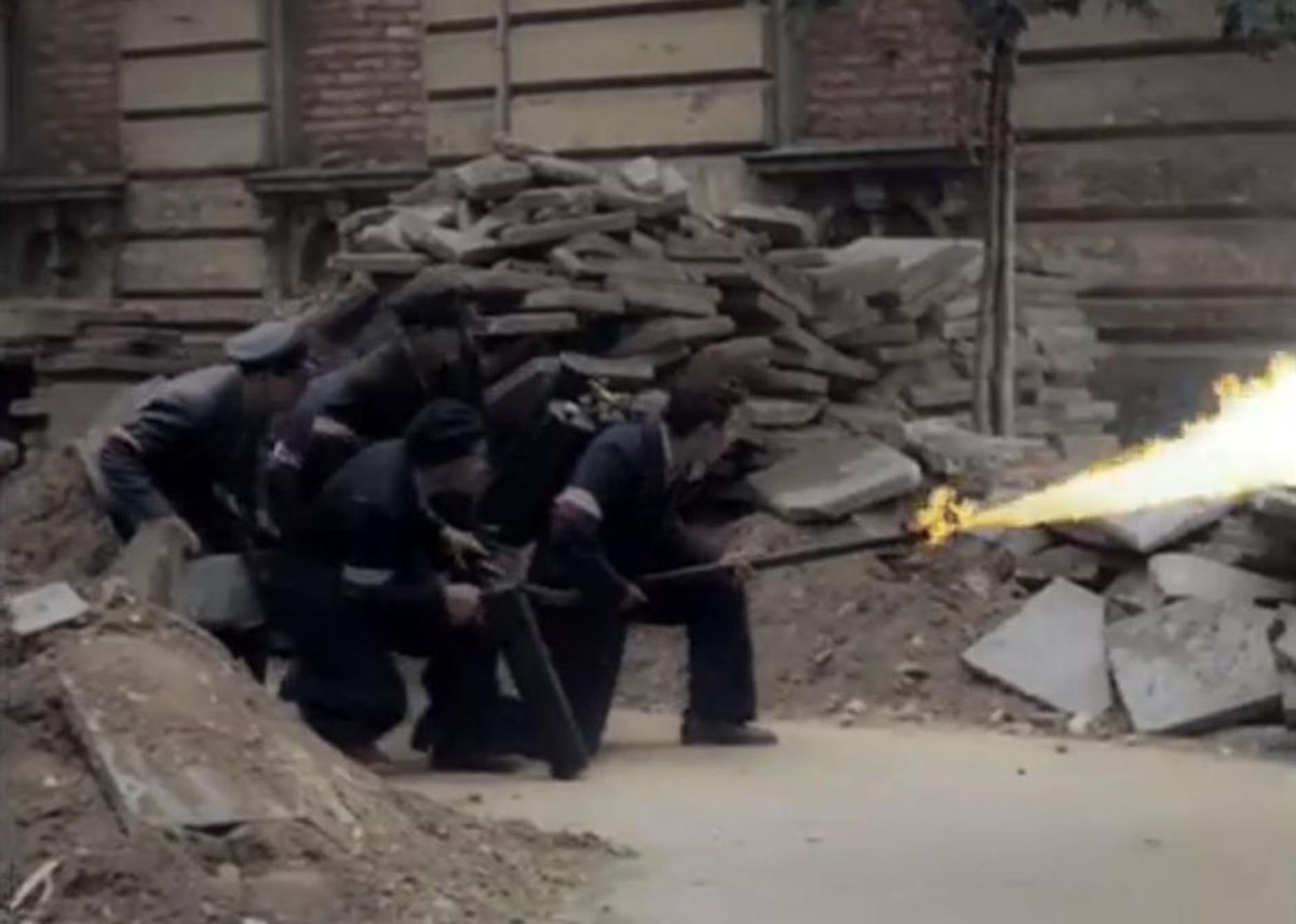 Kadr z filmu "Powstanie Warszawskie"