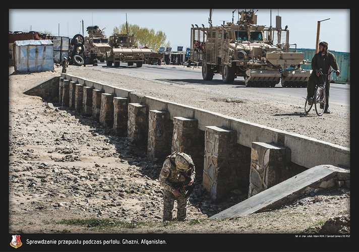 Sprawdzanie przepustu drogowego podczas patrolu. Ghazni. Polska misja w Afganistanie. Fot. st. chor. szt Adam Roik. Combat Camera DO RSZ