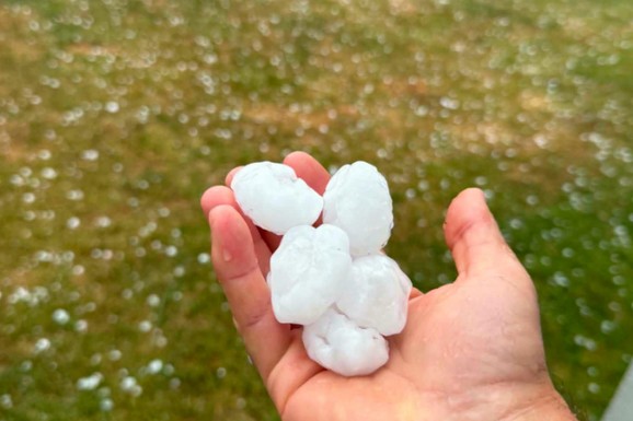 (FOTO) PAO GRAD VELIČINE ORAHA, TEK STIŽU NAJINTENZIVNIJE OLUJE! Snažno nevreme pogodilo Sloveniju: Potopljene ulice