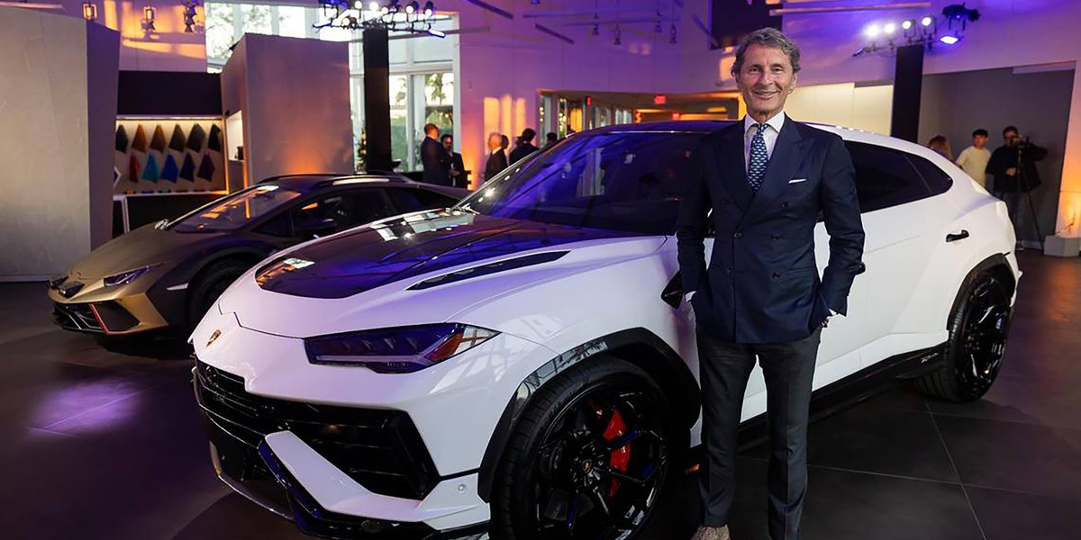 Stephan Winkelmann na tle modelu Urus.