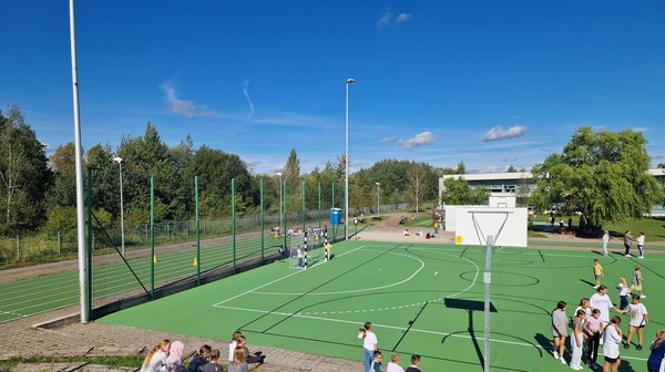 Dzieci korzystają już z wyremontowanego boiska na ul. Suwalskiej