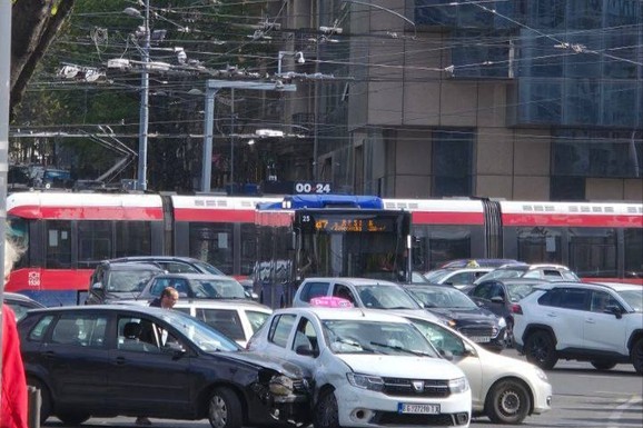 (FOTO) Haos na Slaviji: Dva auta se sudarila, GUŽVE PARALISALE KRUŽNI TOK!