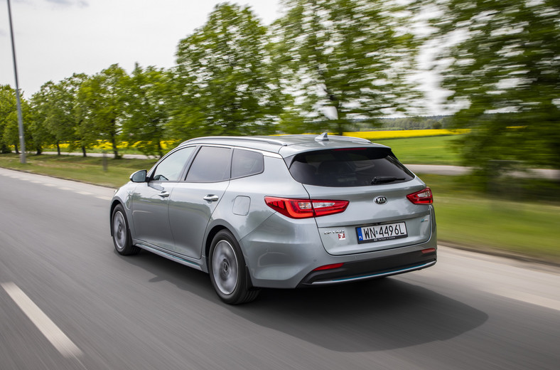 Kia Optima PLug-in Hybrid: to auto jest mistrzem prostej. Na zakrętach czuć – w porównaniu do wersji czysto benzynowej bardzo wyraźnie – dodatkowe obciążenie umieszczone za tylną osią