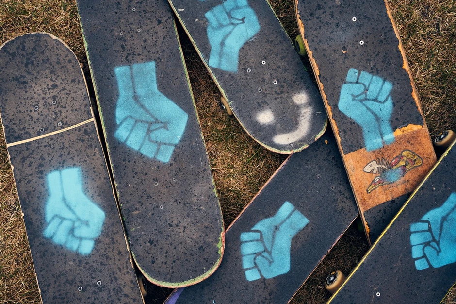 Duda verovatno nije ni sanjao da će njegov simbol preuzeti čitav svet (foto: sa protesta zbog smrti Džordža Flojda u Londonu)