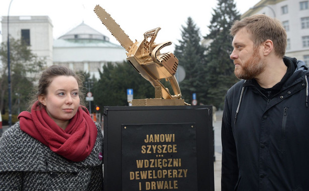 Minister środowiska do dymisji? Przed Sejmem stanął pomnik "Janowi Szyszce wdzięczni deweloperzy i drwale"