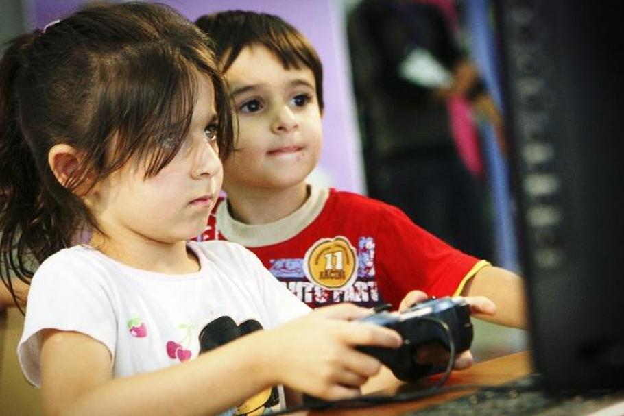 dzieci grają na PSP