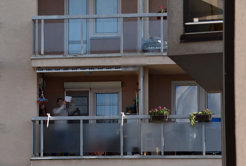 Hrabri sused šalje sa terase znak policiji