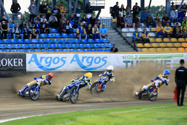 Bartosz Zmarzlik (kask czerwony) i Patrick Hansen (niebieski) z Moje Bermudy Stal Gorzów oraz Norbert Krakowiak (biały) i Frederik Jakobsen (żółty) z ZooLeszcz GKM Grudziądz podczas meczu żużlowej Ekstraligi