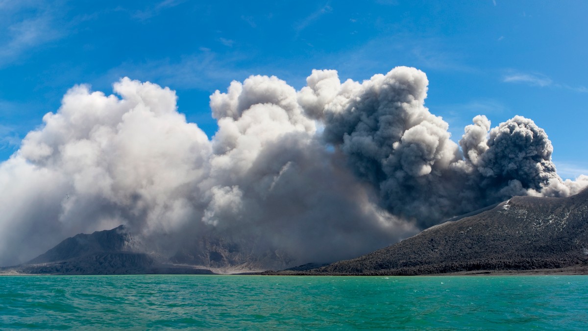 Erupcja wulkanu Tavurvur w pobliżu miasta Rabaul na Nowej Brytanii w Papui-Nowej Gwinei, 30 września 2009 r.