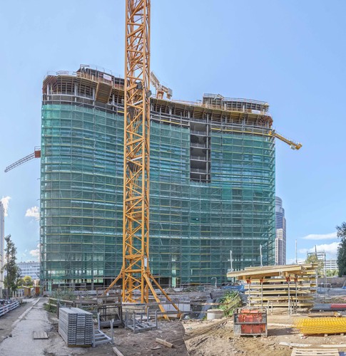 Budynek B Warsaw Spire ma 55 m wysokości i zaoferuje 20 000 m kw. nowoczesnej powierzchni biurowej. Cały kompleks trzech budynków, włącznie z 49-piętrową wieżą (60 000 m kw.) i budynkiem C (20 000 m kw.) , dostarczy na rynek około 100 000 m kw. powierzchni biurowej. Deweloperem oraz generalnym wykonawcą tej największej realizowanej obecnie inwestycji biurowej w Europie jest Ghelamco Poland.