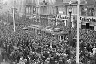 Agitacja wyborcza  w Poznaniu. Obywatele słuchają przemówień posłów i czytają ulotki wyborcze, 16 listopada 1930 r.