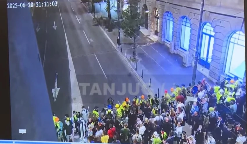 Direktor policije general Dragan Vasiljević pokazuje napad na policiju
