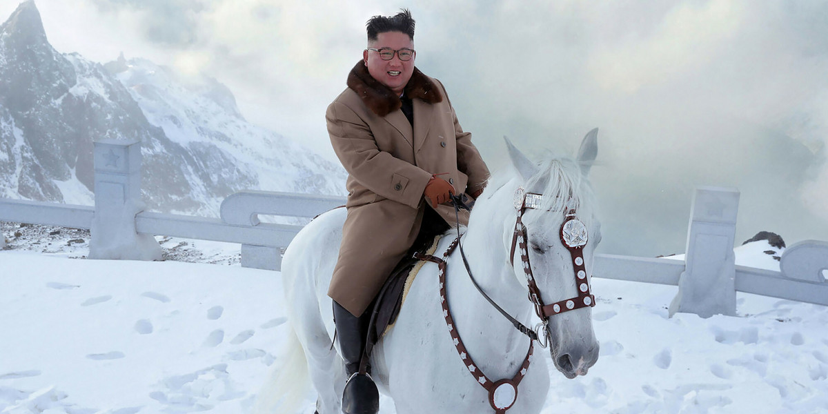 Biały koń to dla Kima ważny symbol