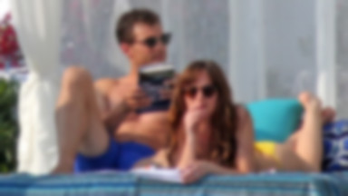 Jamie Dornan masuje Dakotę Johnson na plaży! Czyżby mieli romans nie tylko w filmie?