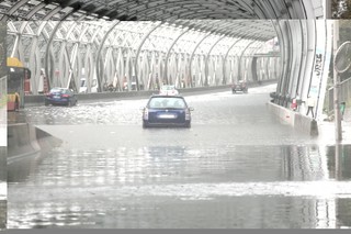 Warszawa została zalana. Samochody uwięzione na S8