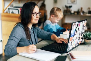 Jak wspierać matki w miejscu pracy. Poradnik dla firm i pracodawców