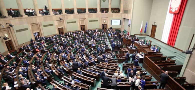Nowoczesna znów przed PiS. Najnowszy SONDAŻ