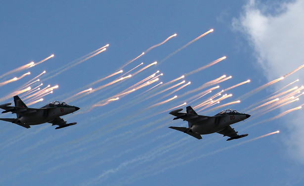 MINSK, BELARUS - MAY 9, 2020: Sukhoi Su-30 fighter jets fly in formation during a Victory Day air show marking the 75th anniversary of the victory over Nazi Germany in World War II. Natalia Fedosenko/TASS Dostawca: PAP/ITAR-TASS.