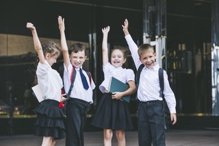 Zakończenie roku szkolnego bez prezentów. Można kupić nauczycielowi kwiatek i czekoladę, ale biżuteria jest niedopuszczalna