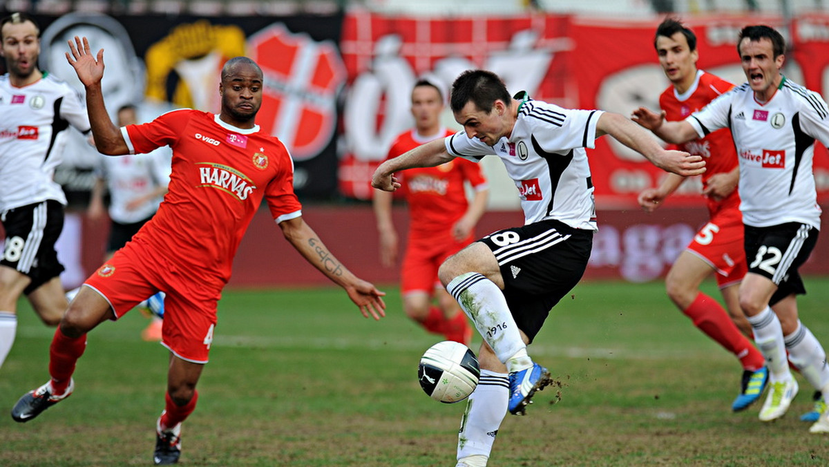 Legia Warszawa zremisowała 1:1 (1:1) z Widzewem Łódź w wyjazdowym meczu 26. kolejki T-Mobile Ekstraklasy. Wojskowi pozostali liderem tabeli, choć nie wykorzystali potknięcia Śląska Wrocław i nie powiększyli przewagi nad głównym rywalem do tytułu mistrza Polski.